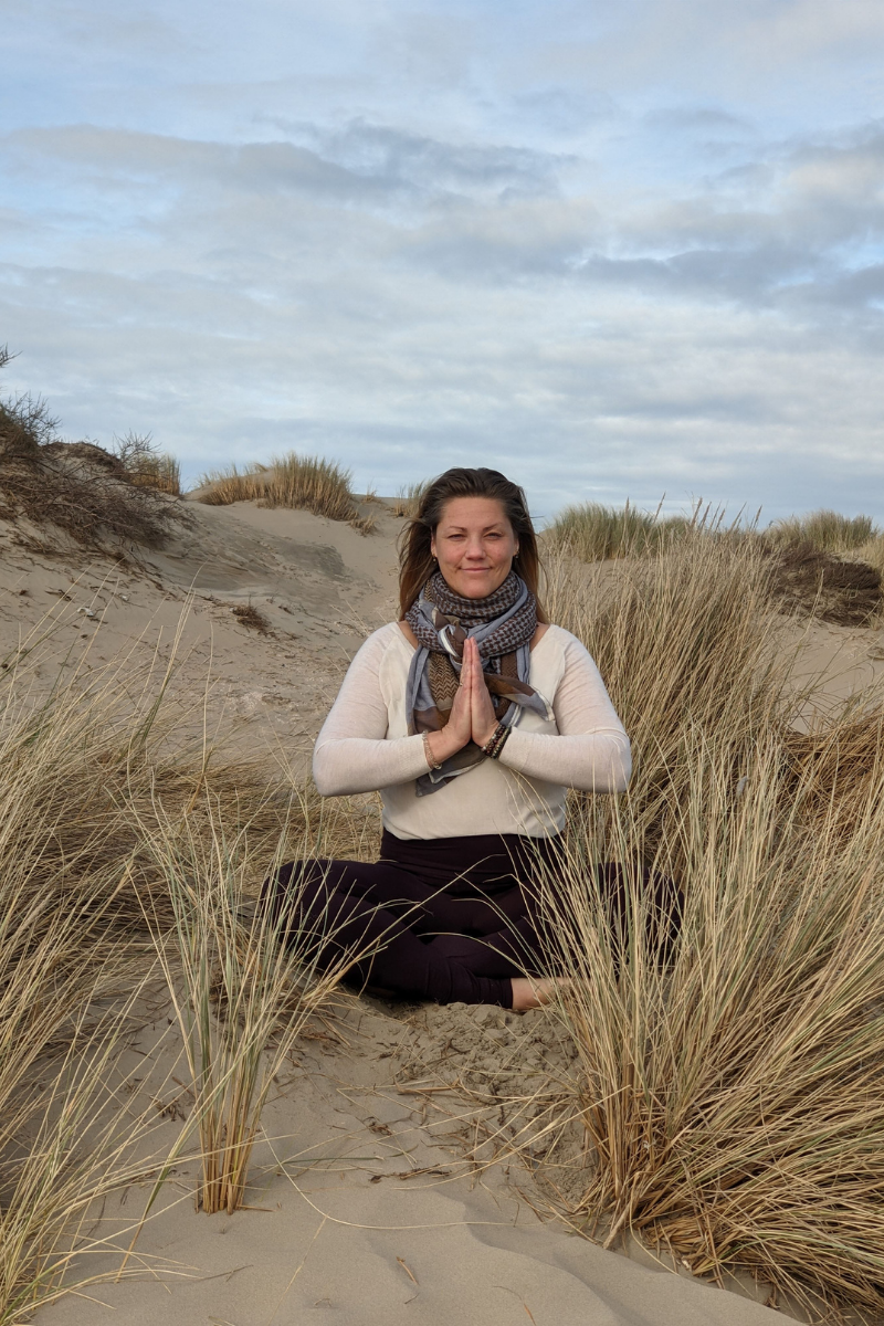 Doreen, yogadocent in Abcoude, mediterend in de duinen